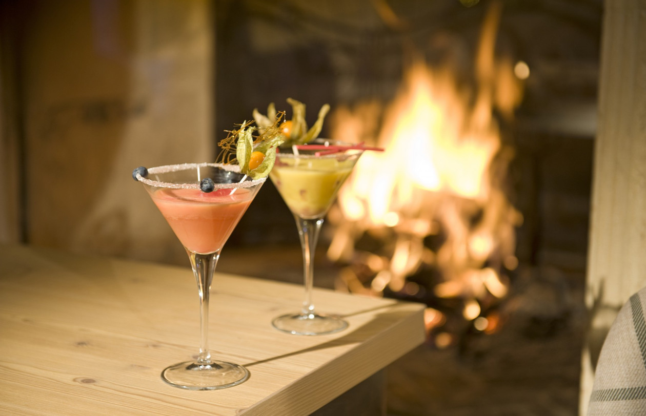 Kaminbar mit Cheminée l Golfhotel Les Hauts de Gstaad & SPA - Hotel Gstaad